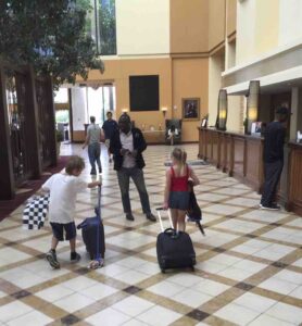 kids-checking-out-of-marriott-houston-astrid-mitch