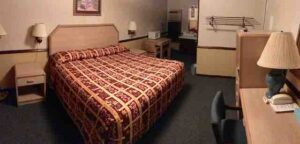 twin-pine-motel-king-sized-bed