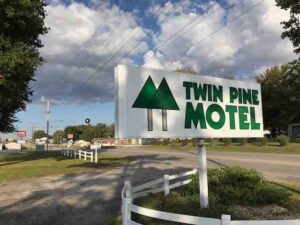 twin-pine-motel-sign